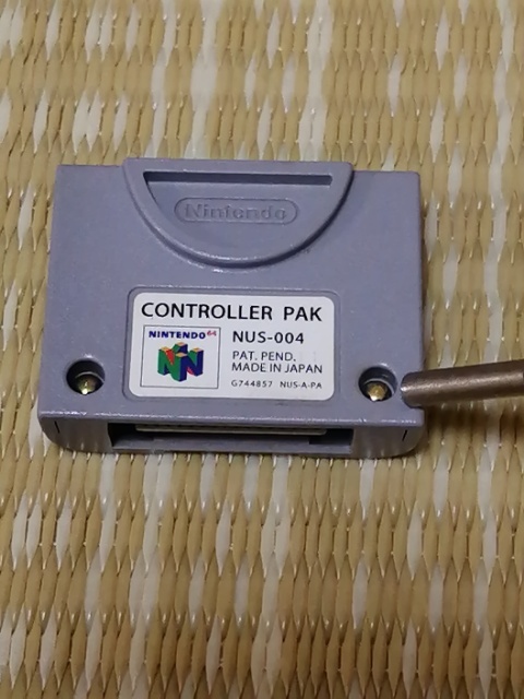 ニンテンドー64 コントローラーパックの電池を交換する方法 価値あるゲーム